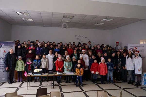 Mare sărbătoare la gimnaziul Bălănești – stomatologii Clinicii «Omni Dent» au oferit zeci de cadouri