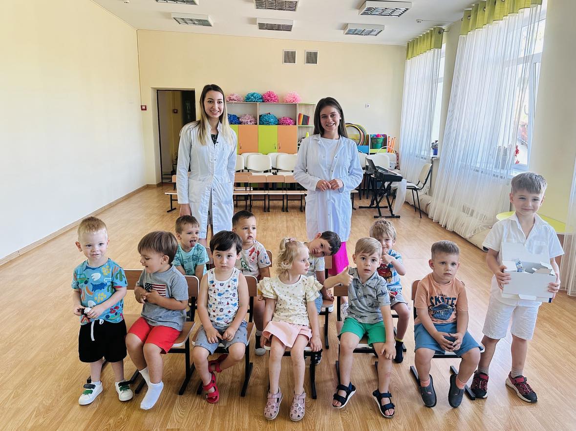 Circa 100 bambini dell'asilo n° 133 sono diventati amici con i dentisti
