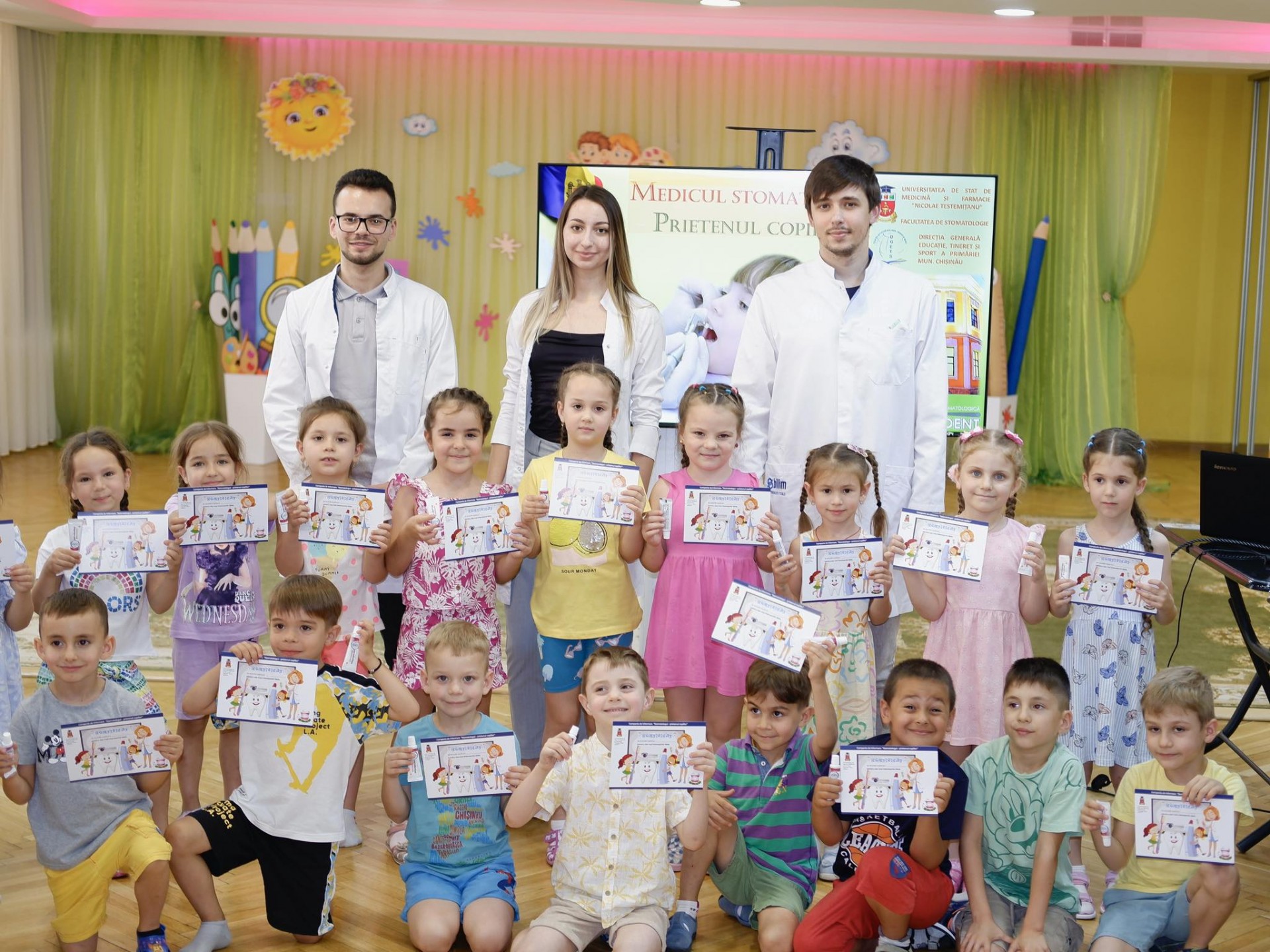 I laureati della scuola materna 225 sono tornati per insegnare una lezione gratuita sulla corretta cura della cavità orale