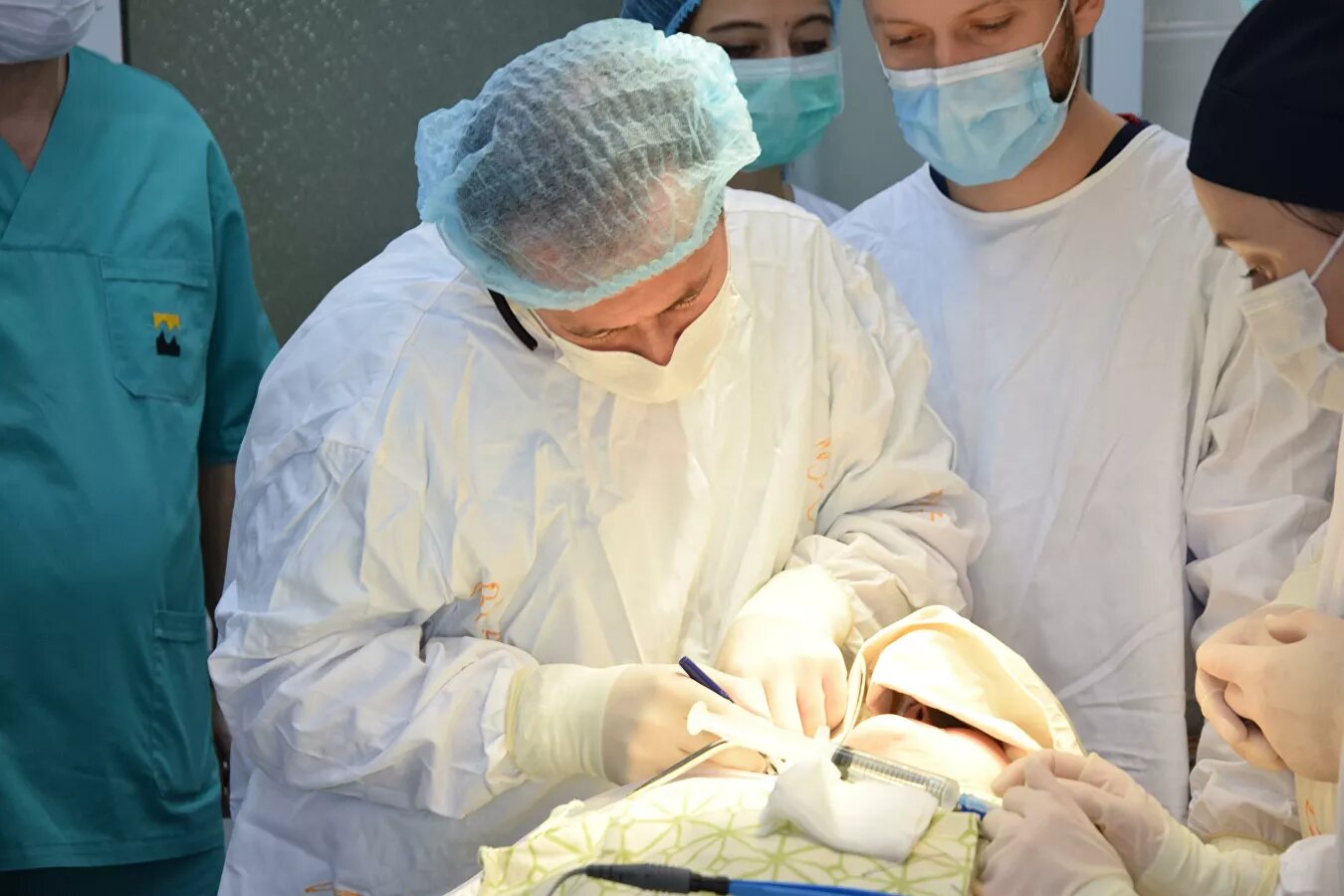 Chirurgul din Moldova care a scris istorie: A restabilit mandibula cu os de la picior