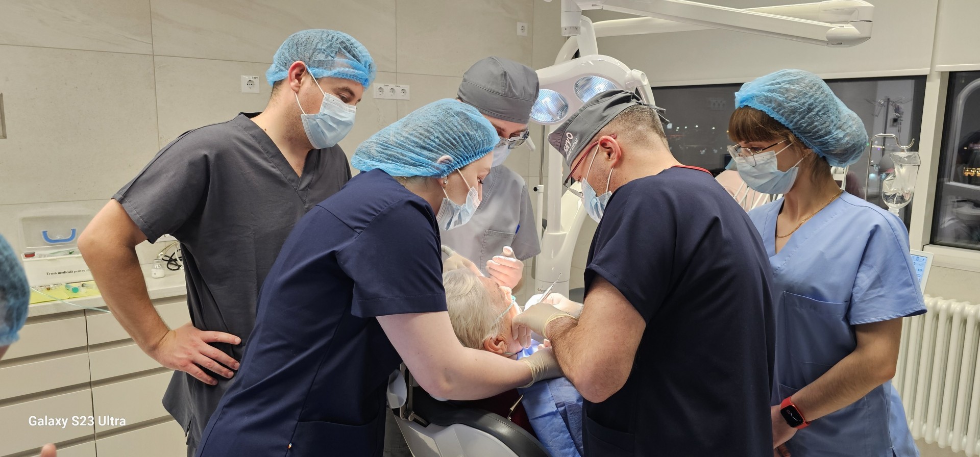 Multitudinea de posibilități oferită de tehnologia modernă, de profesionalismul și buna pregătire a echipei medicale de la Clinica stomatologică ”Omni Dent” ajută fiecare pacient să se simtă confortabil în scaunul stomatologic.
