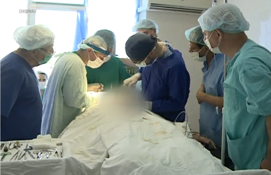 Intervenție chirurgicală inedită în Moldova! Un bărbat cu tumoare la mandibu